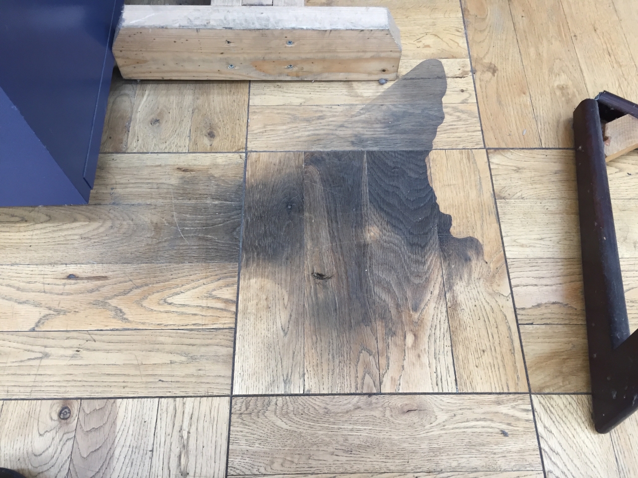 シミ抜き前の床