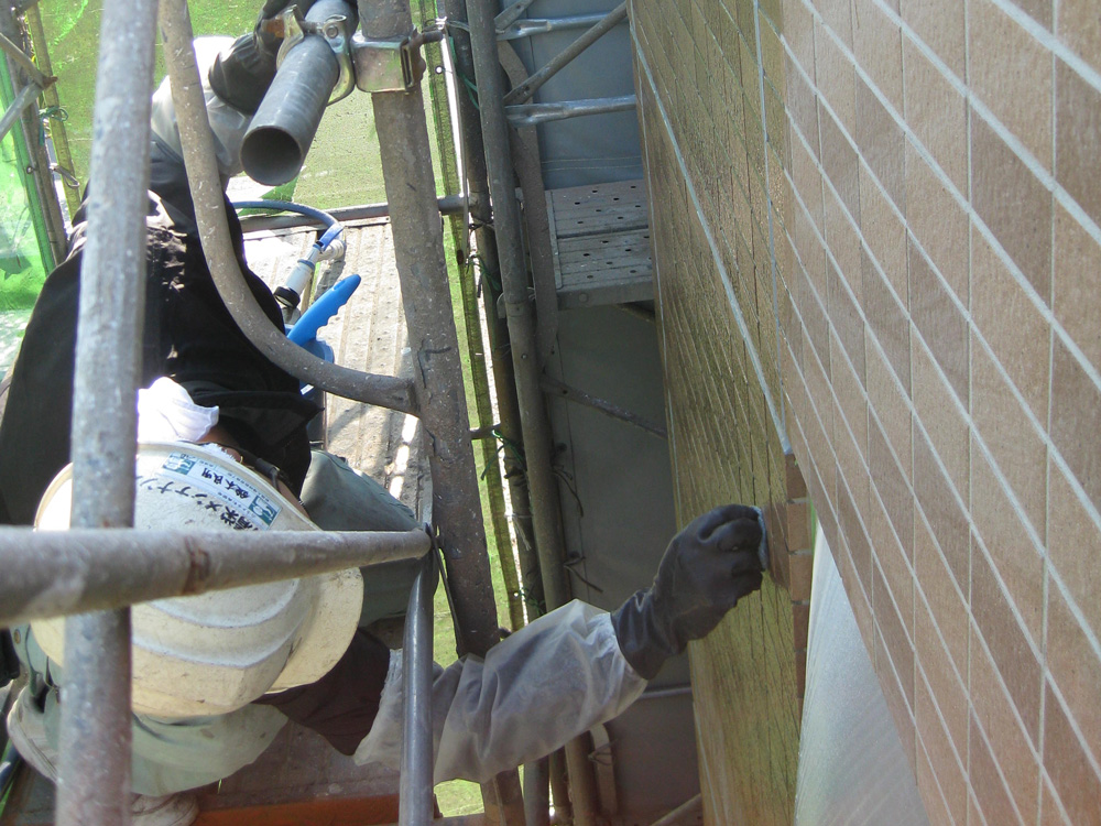 タイル洗いの作業風景