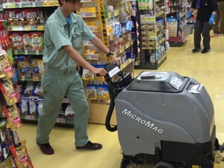 店舗フロアクリーニング